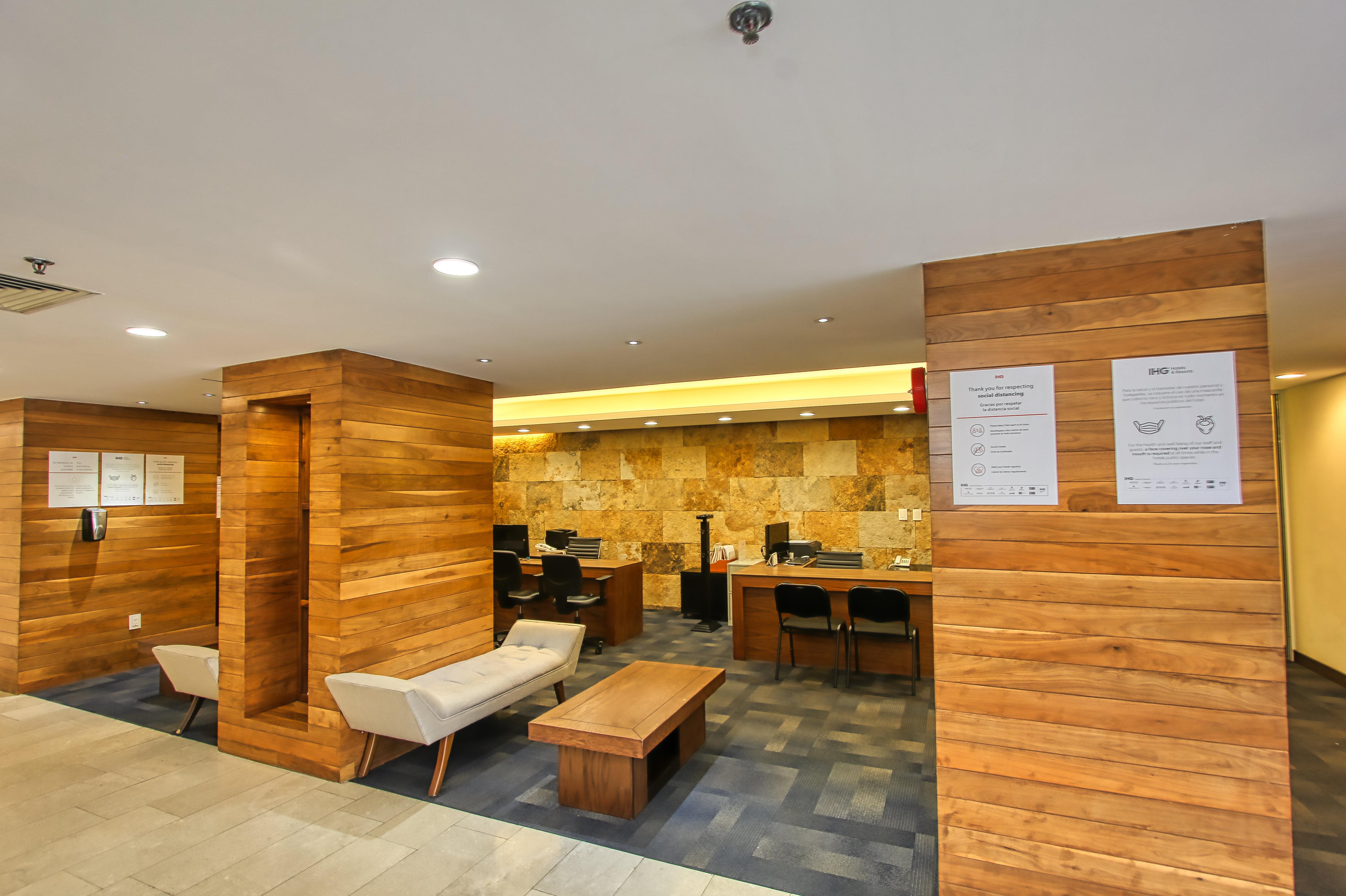Holiday Inn Leon By Ihg Екстериор снимка