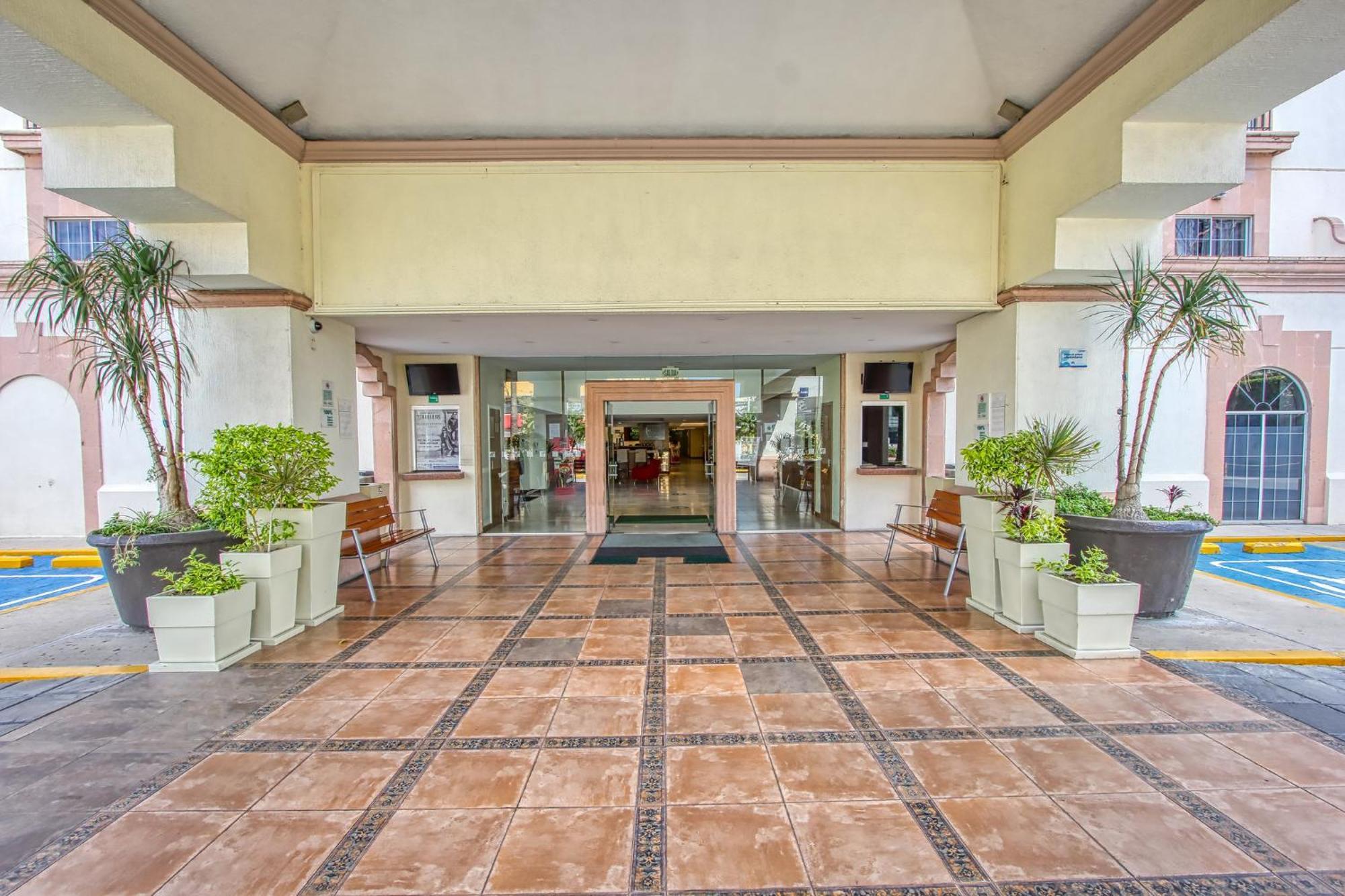 Holiday Inn Leon By Ihg Екстериор снимка