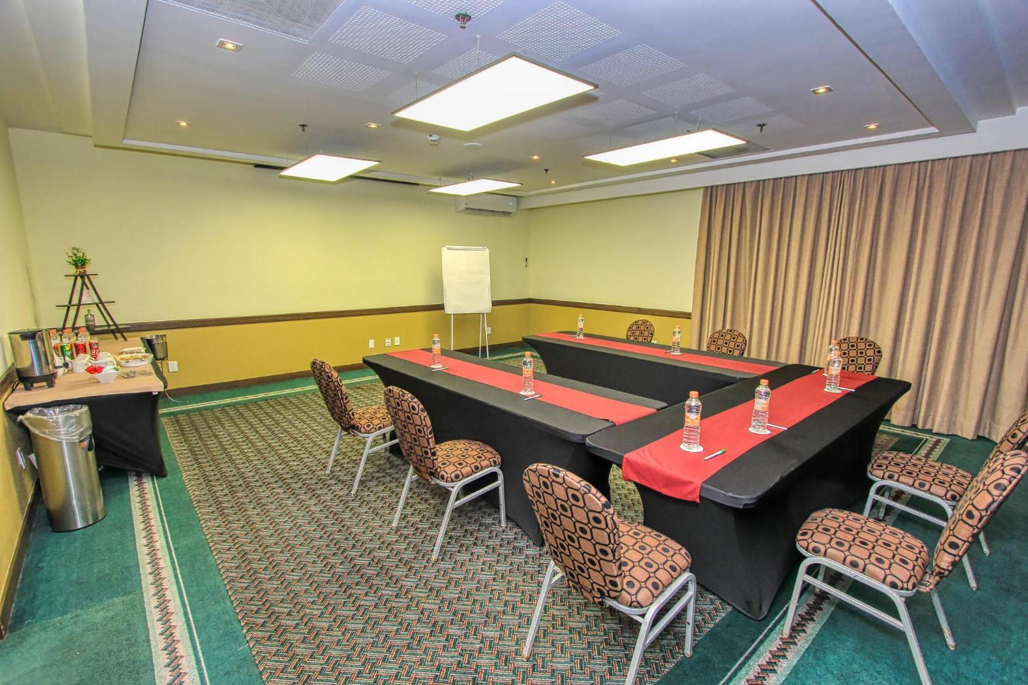 Holiday Inn Leon By Ihg Екстериор снимка